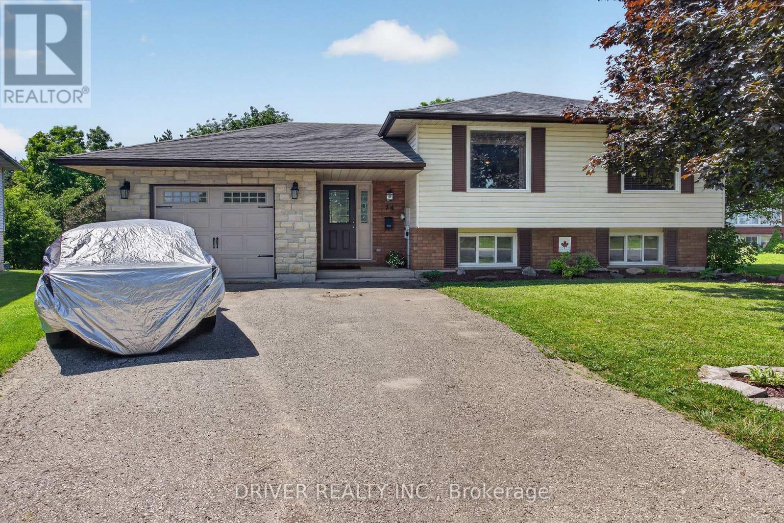 24 Hawthorne Crescent — Photo 001