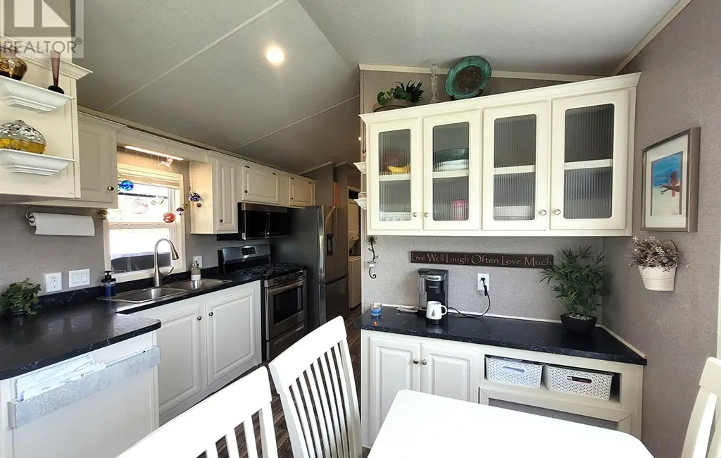 89 – 930 Lakeshore Road — Kitchen