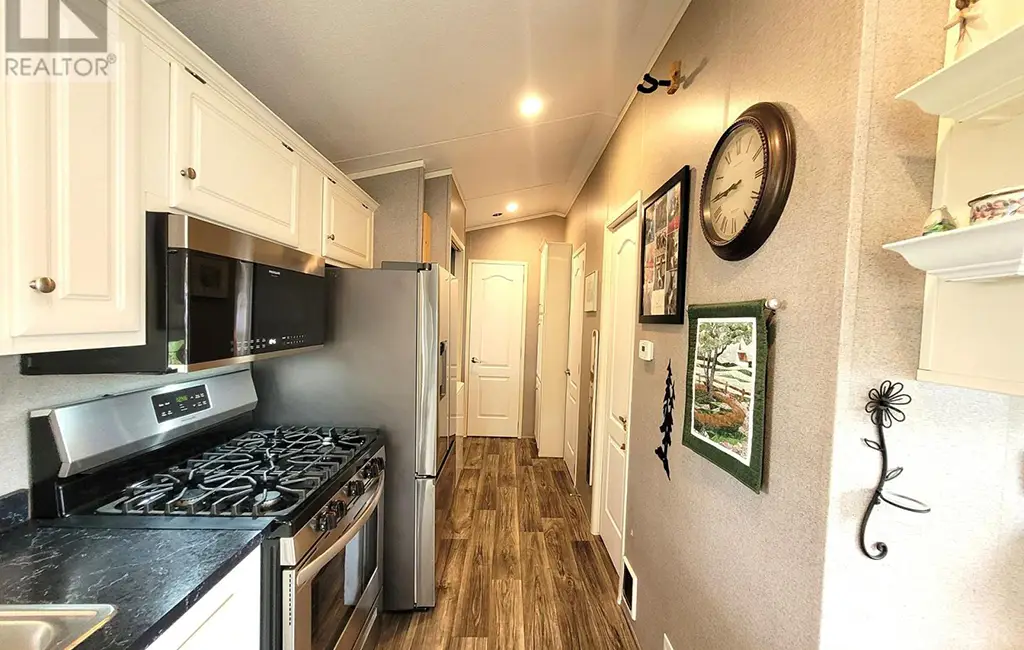 89 – 930 Lakeshore Road — Kitchen