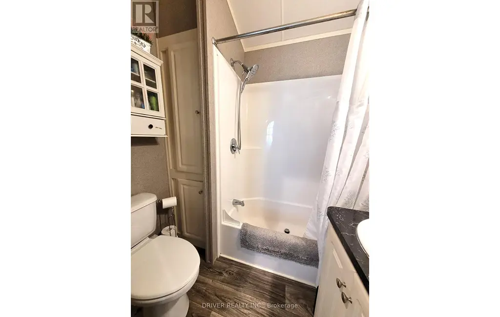 89 – 930 Lakeshore Road — Bathroom